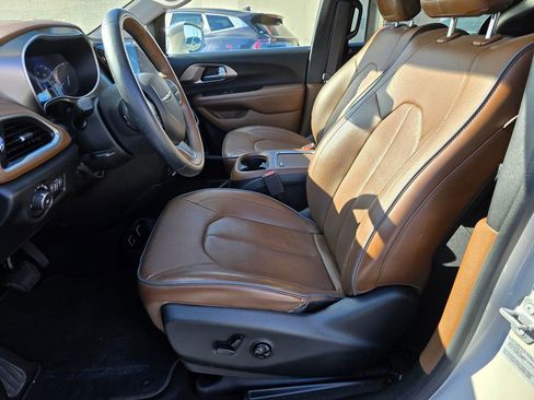 Used 2017 Chrysler Pacifica Limited image 22