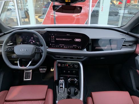 New 2025 Audi SQ5 Prestige image 4