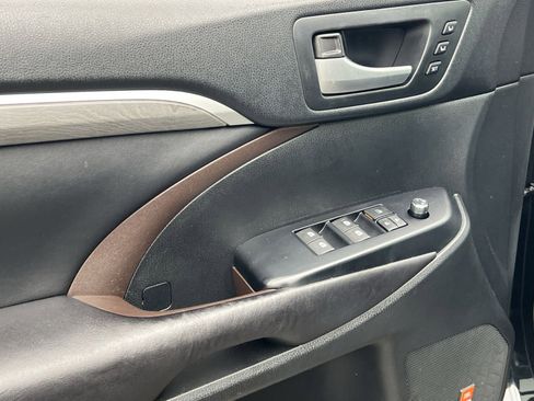 Used 2017 Toyota Highlander Limited image 15