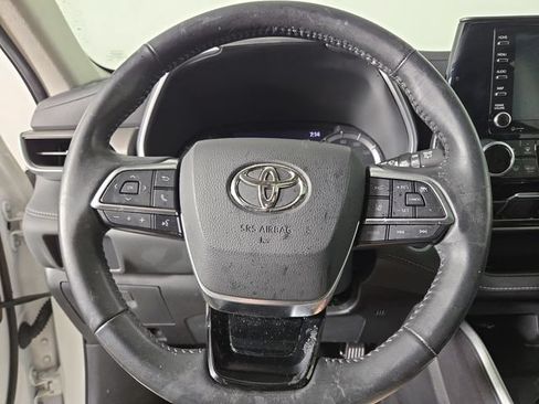 Used 2021 Toyota Highlander XLE AWD/4WD image 22