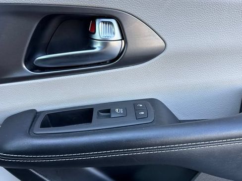Used 2022 Chrysler Pacifica Touring-L FWD image 22