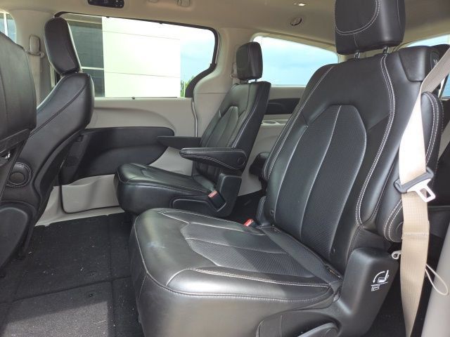 Used 2023 Chrysler Pacifica Touring-L FWD image 25