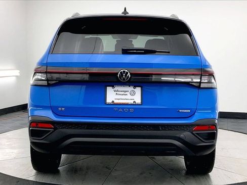 Used 2025 Volkswagen Taos SE image 4