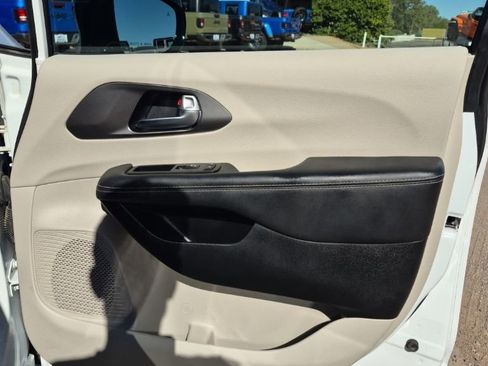 Certified 2024 Chrysler Pacifica Touring-L image 17