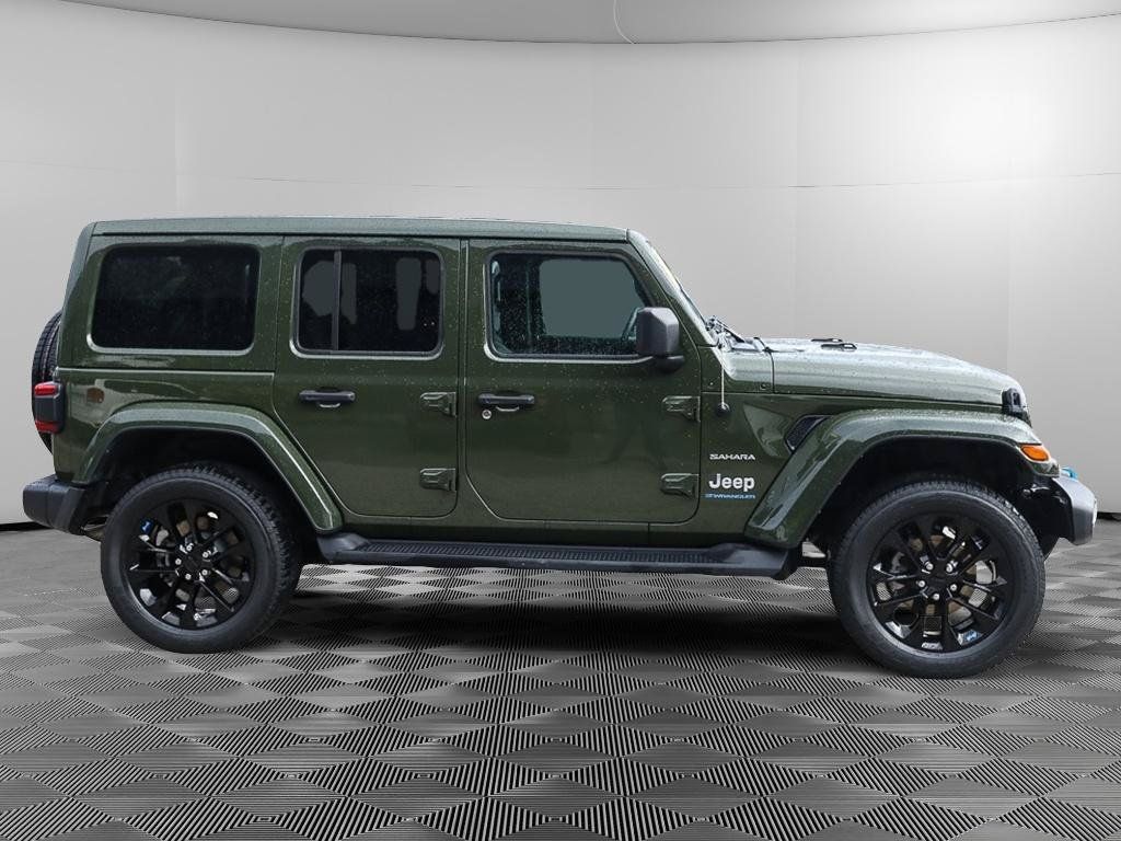 Used 2023 Jeep Wrangler Unlimited Sahara w/ Cold Weather Group AWD/4WD image 9