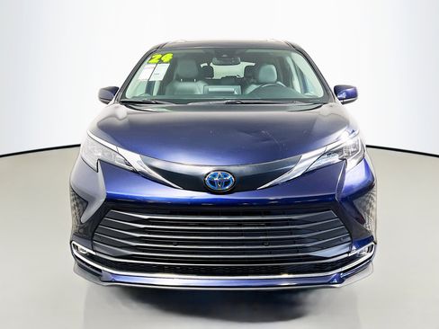 Used 2024 Toyota Sienna XLE image 11