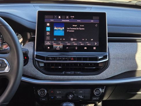 Used 2024 Jeep Compass Latitude image 12