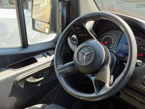 Used 2025 Mercedes-Benz Sprinter 2500 image 11