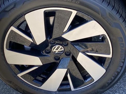 Used 2024 Volkswagen Atlas Cross Sport SE AWD/4WD image 29