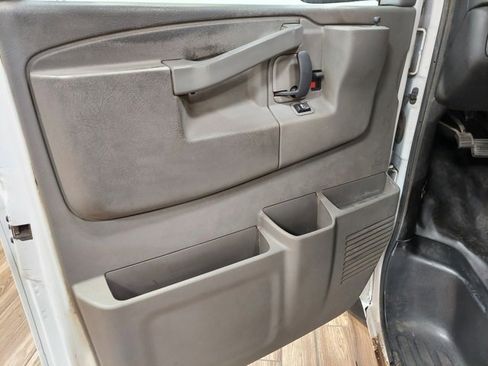 Used 2016 GMC Savana 3500 image 31