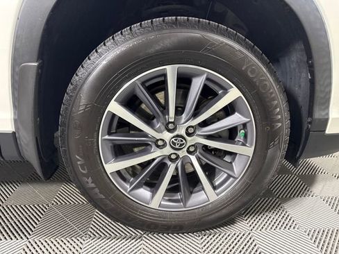 Used 2019 Toyota Highlander XLE AWD/4WD image 12