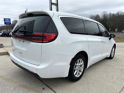 Used 2024 Chrysler Pacifica Touring-L image 4