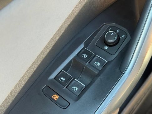 Used 2025 Volkswagen Jetta SE FWD image 21
