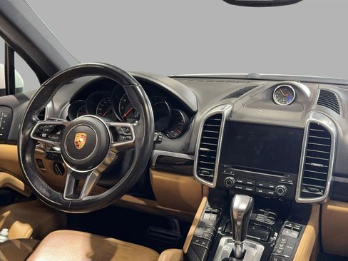 Used 2018 Porsche Cayenne w/ Premium Package image 25