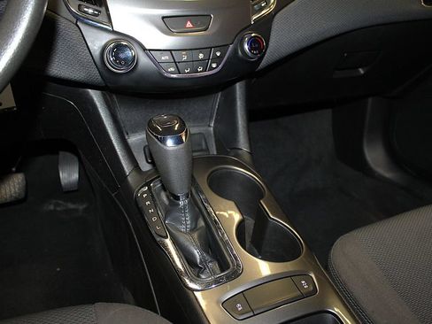 Used 2019 Chevrolet Cruze LT FWD image 19