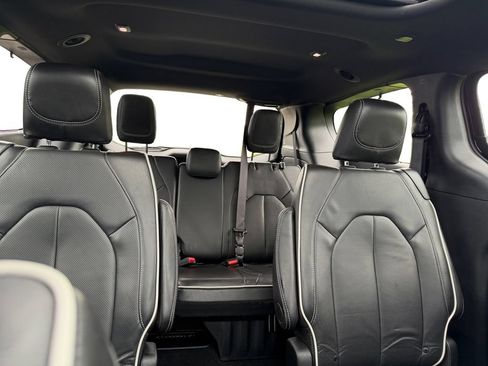 Used 2025 Chrysler Pacifica Limited FWD image 14