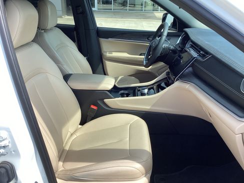 Used 2025 Jeep Grand Cherokee L Limited RWD image 10