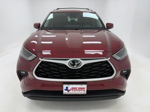 Used 2026 Toyota Highlander XLE AWD/4WD image 3