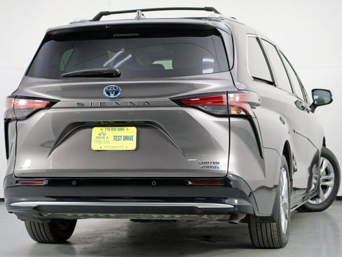 Used 2024 Toyota Sienna Limited image 5