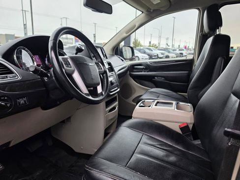 Used 2015 Chrysler Town & Country Touring FWD image 9