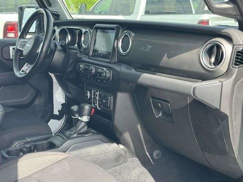 Used 2022 Jeep Wrangler Unlimited Sahara w/ Cold Weather Group AWD/4WD image 24