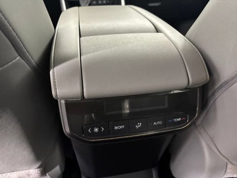 Used 2021 Toyota Highlander XLE AWD/4WD image 25