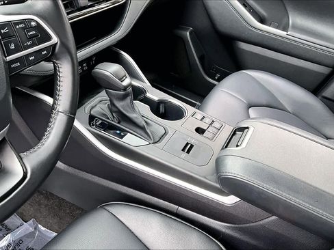 Used 2023 Toyota Highlander XLE image 16