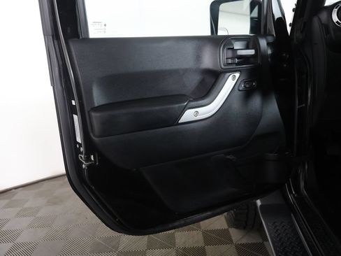 Used 2016 Jeep Wrangler Unlimited Sahara w/ Connectivity Group AWD/4WD image 19