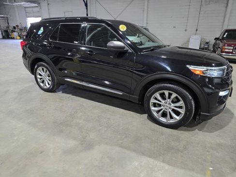 Used 2020 Ford Explorer XLT w/ Equipment Group 202A AWD/4WD image 16