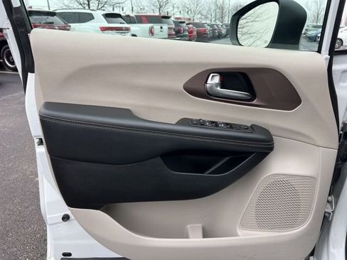 Used 2025 Chrysler Pacifica Select image 25