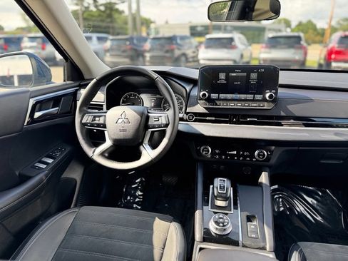 Used 2023 Mitsubishi Outlander SE AWD/4WD image 13