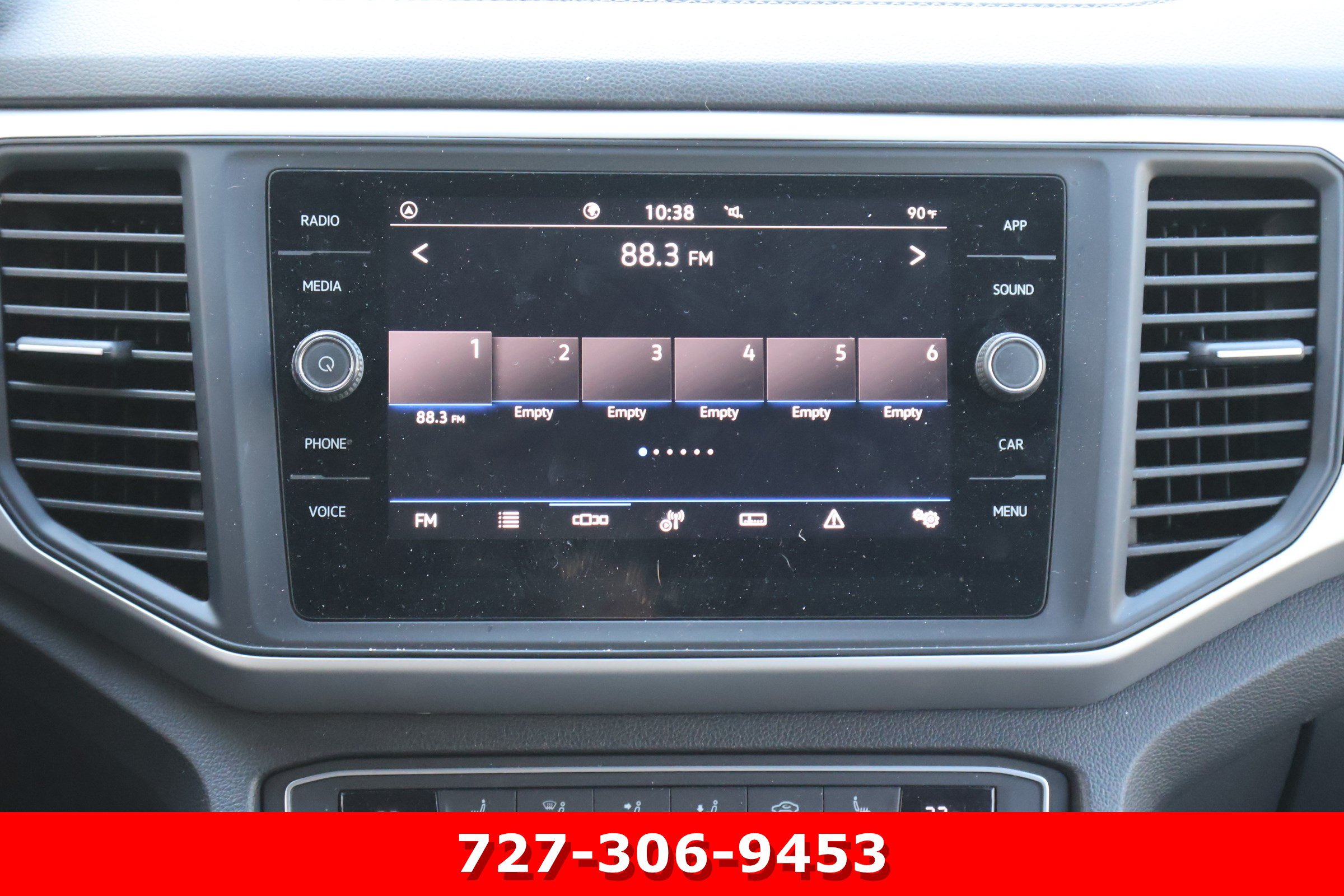 Used 2021 Volkswagen Atlas Cross Sport SE w/ 20" Black Wheels Package FWD image 3