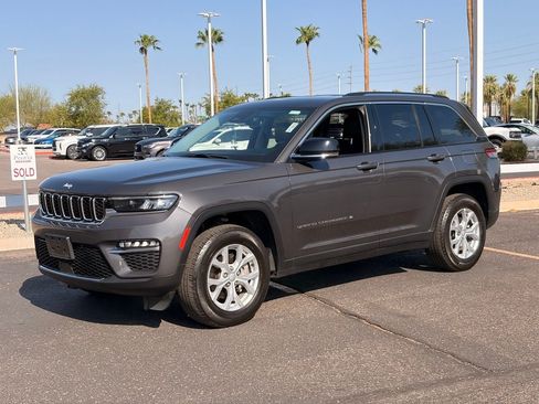 Used 2023 Jeep Grand Cherokee Limited AWD/4WD image 2