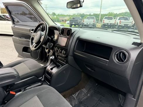 Used 2016 Jeep Patriot Latitude FWD image 12