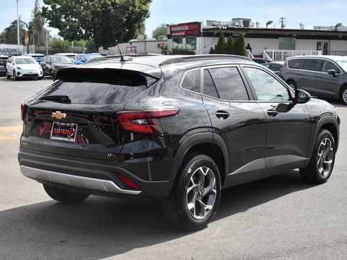 Used 2025 Chevrolet Trax LT FWD image 8