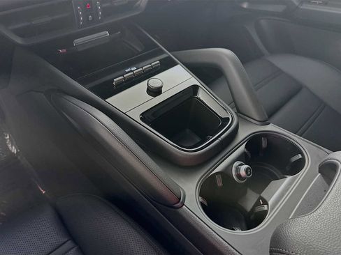 Certified 2025 Porsche Cayenne image 21