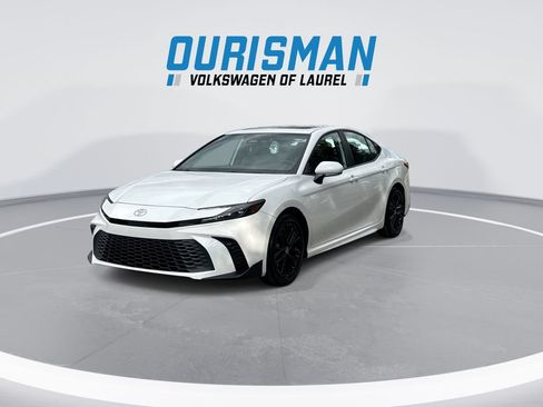 Used 2025 Toyota Camry SE w/ Multimedia Upgrade Package FWD image 4