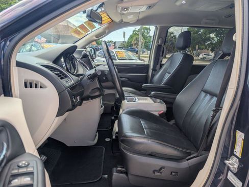 Used 2016 Chrysler Town & Country Touring image 9