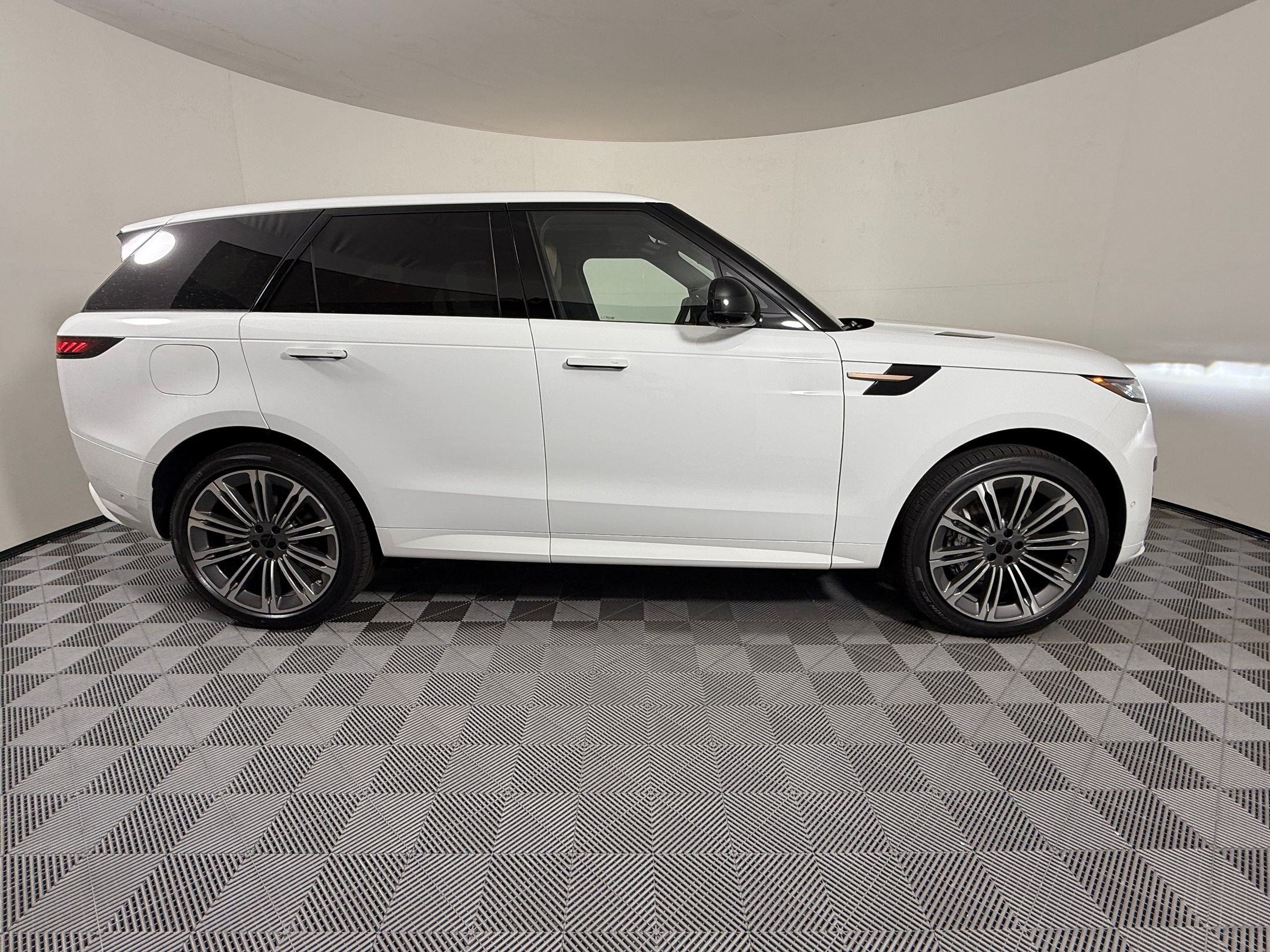 New 2026 Land Rover Range Rover Sport Dynamic SE AWD/4WD image 8
