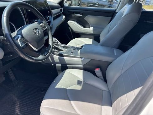 Used 2023 Toyota Highlander XLE AWD/4WD image 23