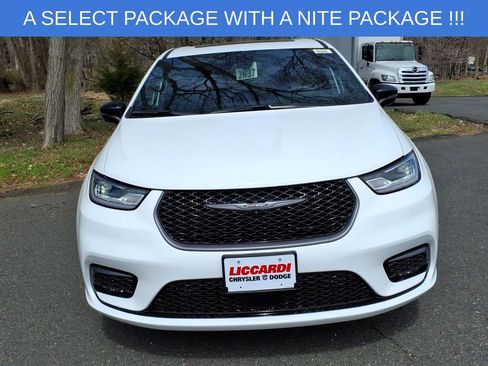 New 2026 Chrysler Pacifica Select image 2