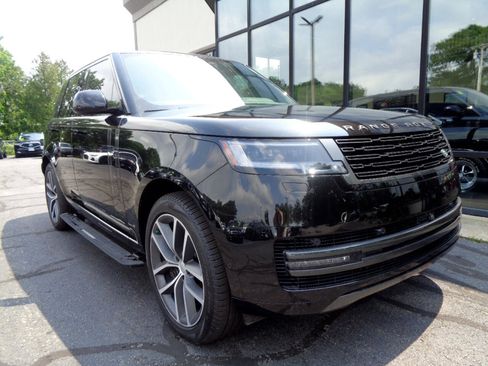 Used 2024 Land Rover Range Rover SE image 3