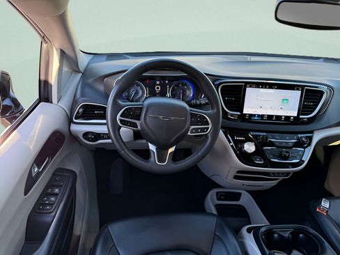 Used 2024 Chrysler Pacifica Touring-L FWD image 6