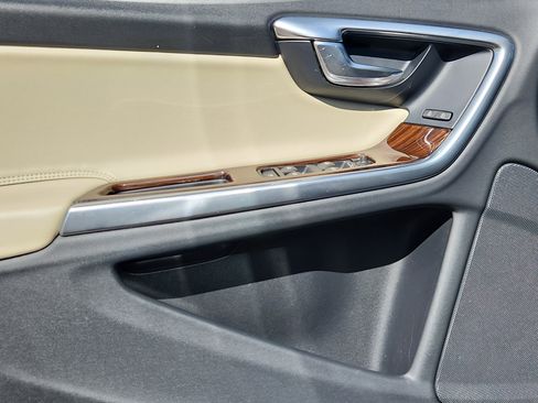 Used 2017 Volvo V60 T5 Premier w/ Convenience Package image 6