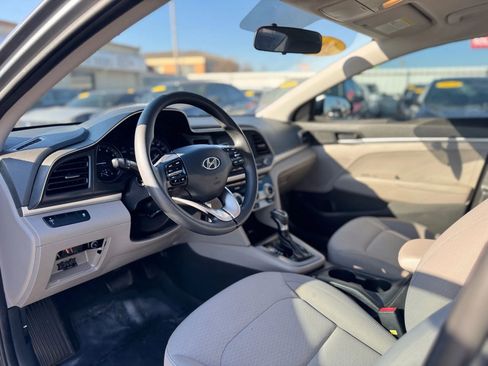 Used 2019 Hyundai Elantra SE image 12