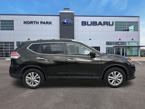Used 2016 Nissan Rogue SV w/ SV Premium Package FWD image 2