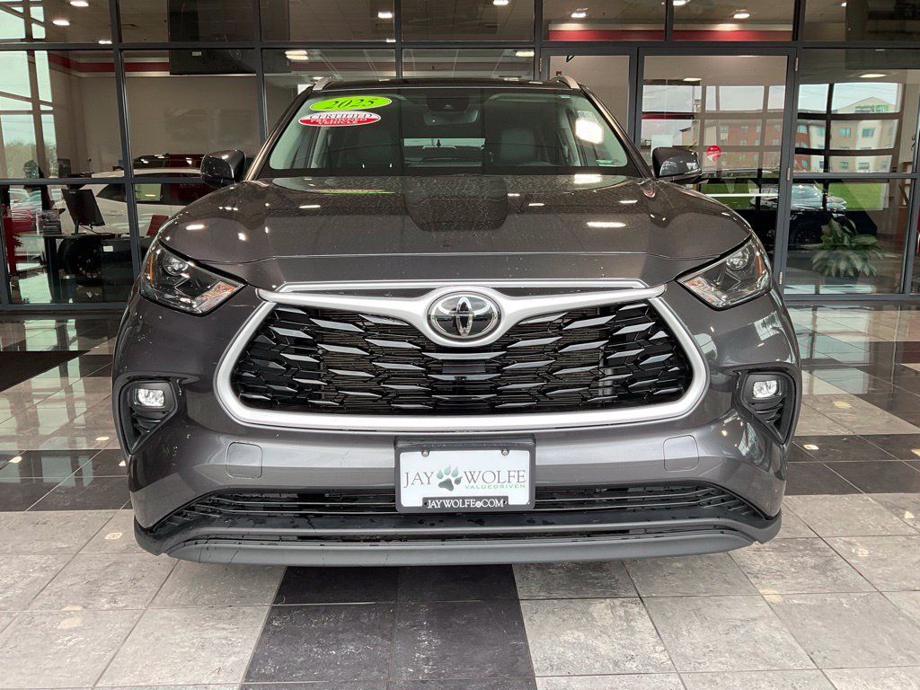 Certified 2025 Toyota Highlander XLE AWD/4WD image 2