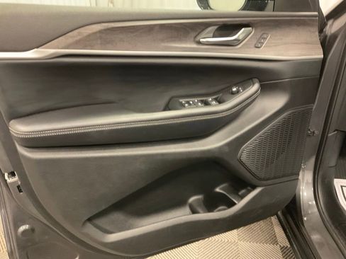 Used 2024 Jeep Grand Cherokee L Limited w/ Luxury Tech Group II AWD/4WD image 15