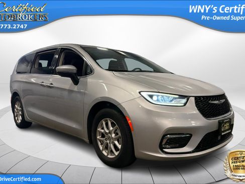 Used 2023 Chrysler Pacifica Touring-L FWD image 3