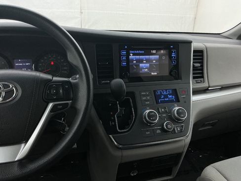 Used 2015 Toyota Sienna LE FWD image 32